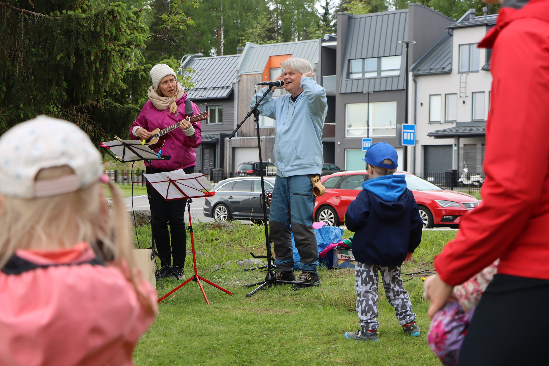 Lastenohjaajat Lotta Karppi ja Ari Natunen laulattamassa pihamuskarissa.
