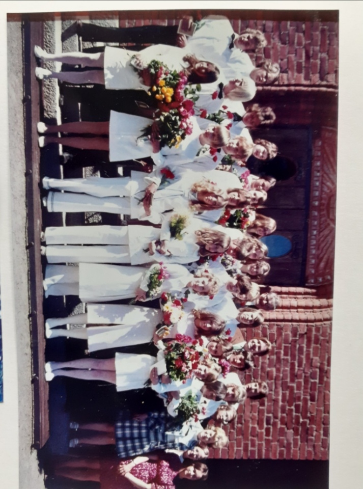 Kesällä 1972 konfirmoitu rippikouluryhmä Pirkkalan Vanhan kirkon portailla.
