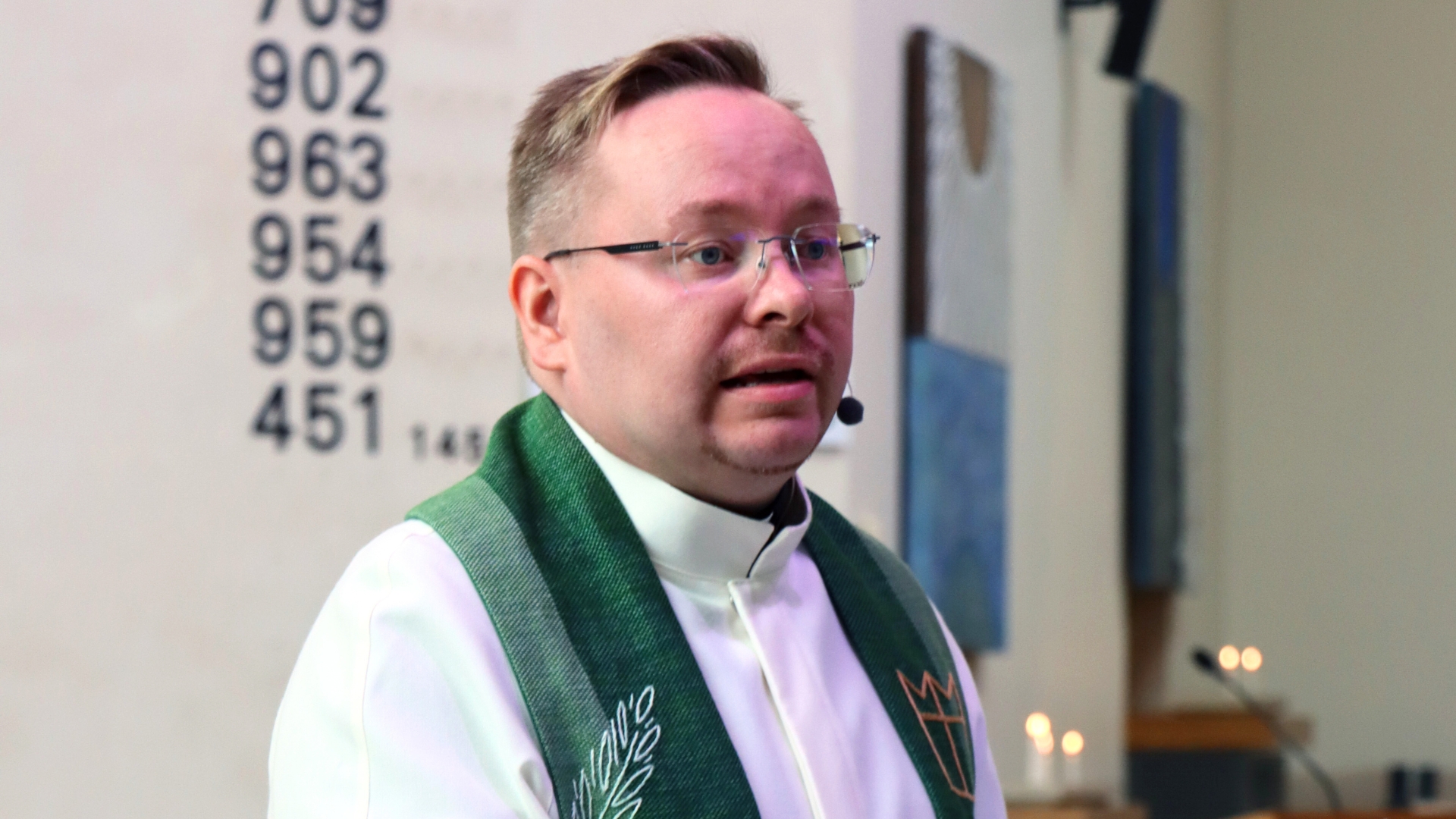Kirkkoherra Tuomo Törmänen messussa.