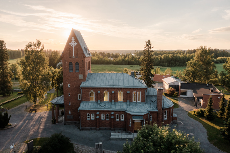 Pirkkalan Vanha kirkko yläilmoista kuvattuna.