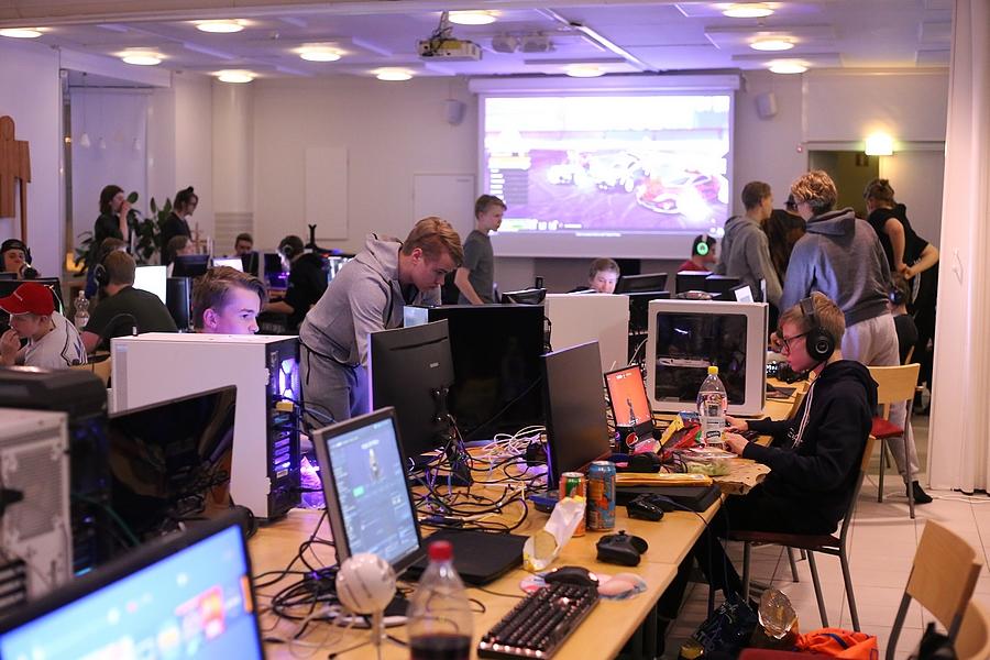 Verkkopelitapahtumissa osallistujilla on omat tietokoneet.