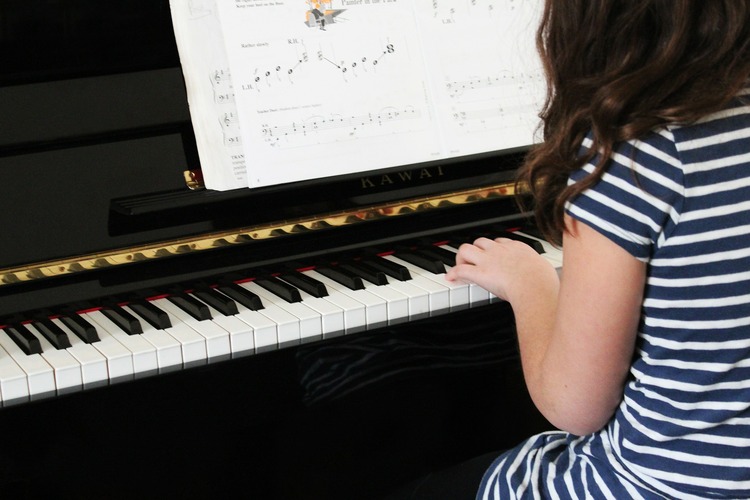 tyttö soittaa pianoa