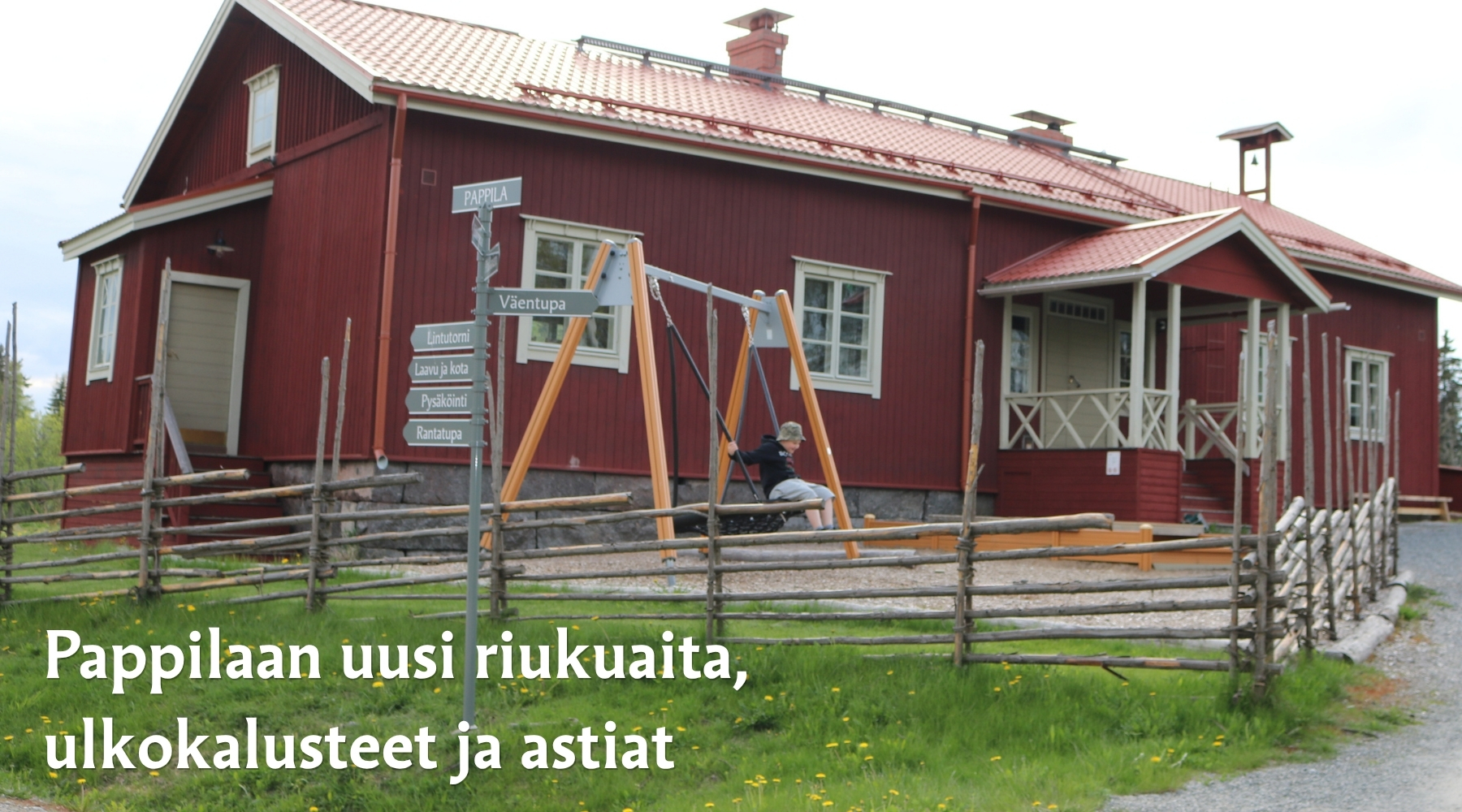 Pappilan väentuvan edessä riukuaitaa.