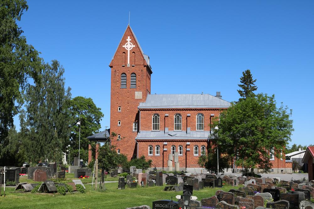 Pirkkalan punatiilinen Vanha kirkko sekä hautausmaata.