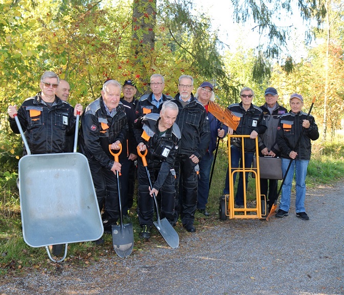 Apureiden joukko Pihlajaniemessä. Yhdellä miehistä on edessään kottikärryt ja kahdella lapio.