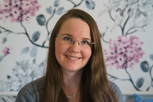 Valokuvanäyttelyn pitäjä Henna Palin