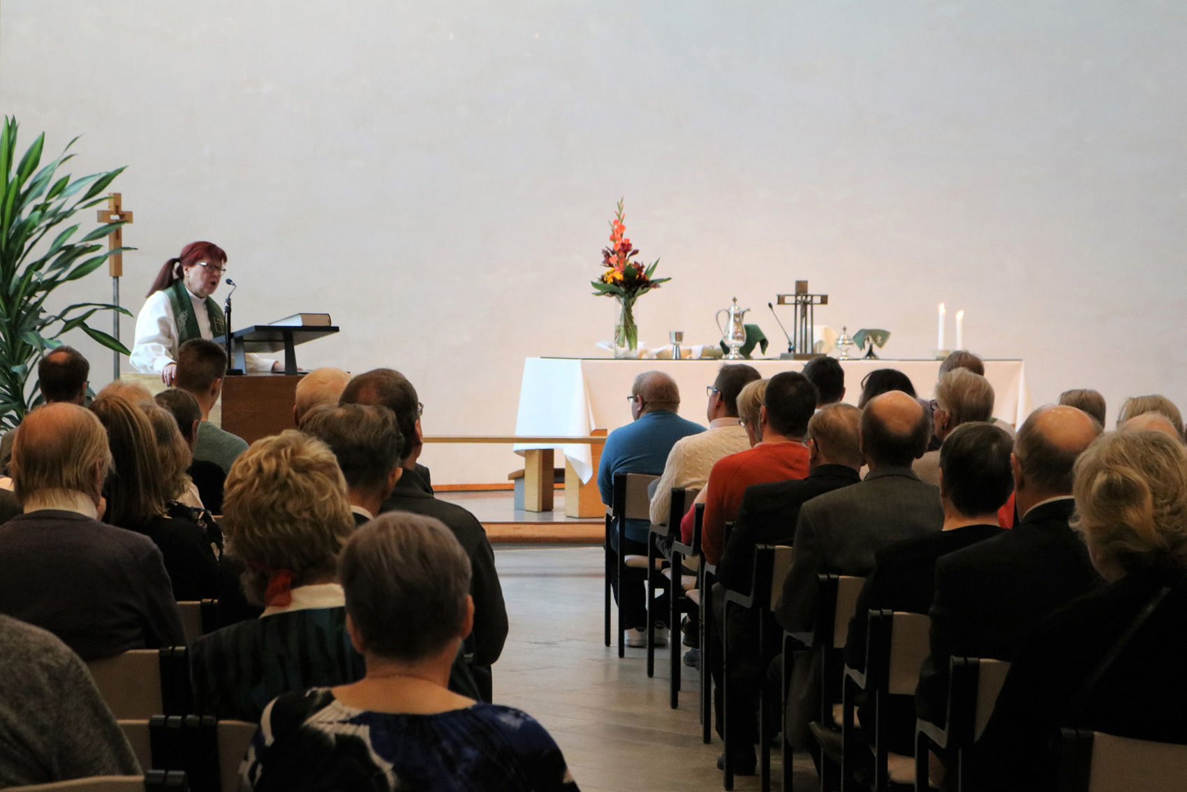 Denise Gauffin-Kostilainen saarnaamassa Pirkkalan kirkon 25-vuotisjuhlamessussa.