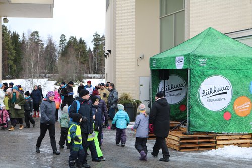 Ohjelmalava ja ihmisiä Pirkkalan kirkolla