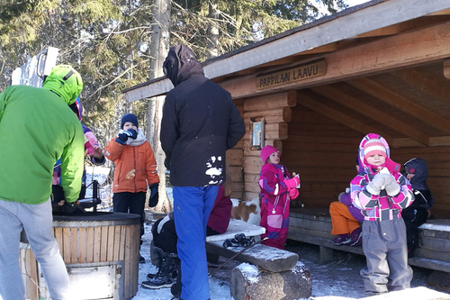 Pappilan alueella voi virkistäytyä.