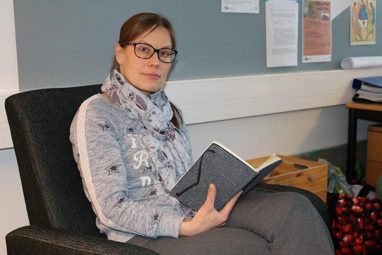 Pappi Tuula Mannermaa työhuoneessaan