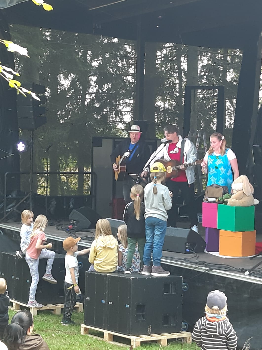 Esintymislavalla esiintymässä Siina & Taikaradio.