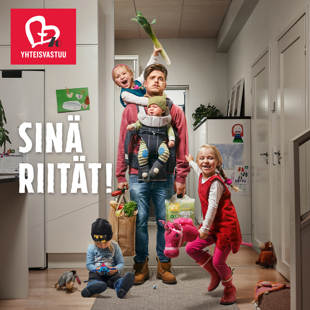 Perheen isä lastensa kanssa.