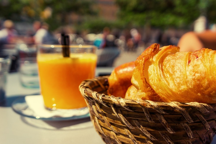croissant ja mehu