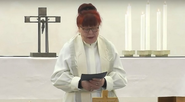 Pappi Denise Gauffin-Kostilainen jumalanpalvelusta toimittamassa