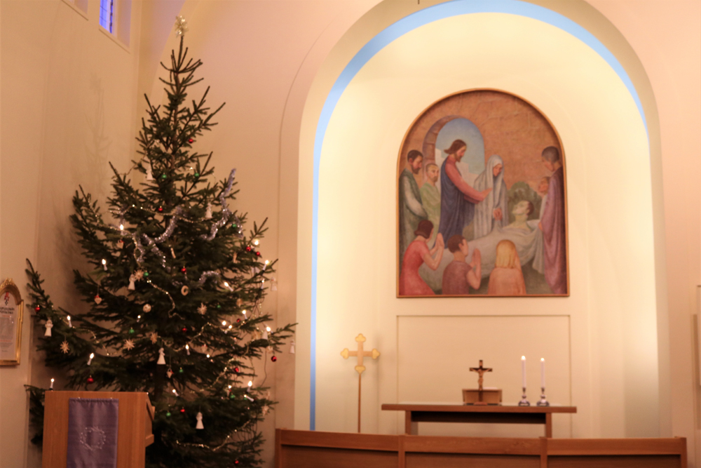 Pirkkalan Vanha kirkko sisältä kuvattuna joulun aikaan.