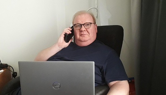 Diakoniatyöntekijä Jouni Kivimaa tietokoneen äärellä