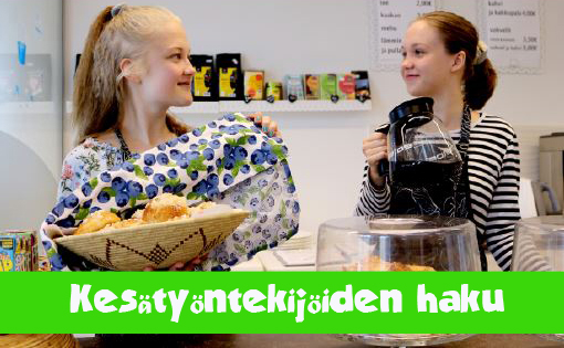 Kaksi nuorta tyttöä kesätöissä kahvila Sirpakassa kahvitiskin takana.