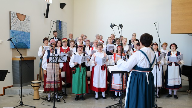 Kirkkokuorolaiset laulamassa Pirkkalais-karjalaisessa messussa.