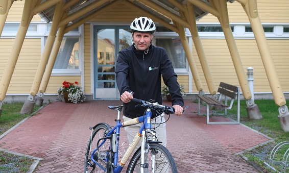 Kirkkoherra Olli-Pekka Silfverhuth Kirkkoveräjällä pyörän kanssa.