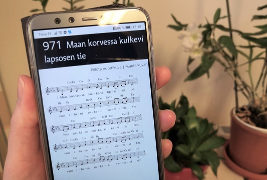 Verkkovirsikirja puhelimen näytöllä.