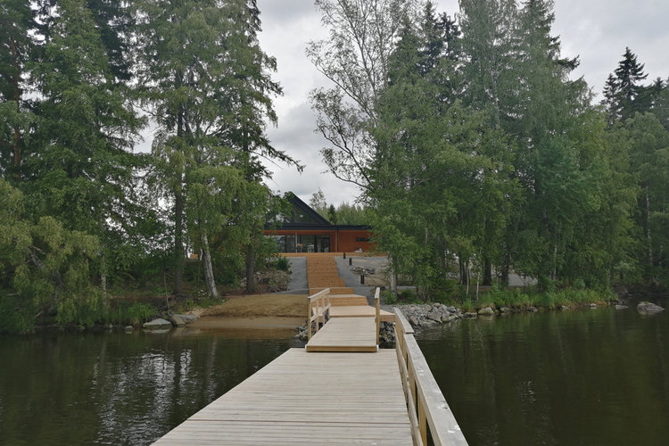 Pappilan rantatupa sijaitsee Pyhäjärven rannassa.