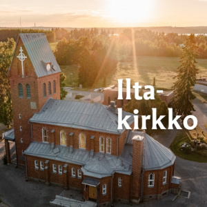 Kirkko iltavalossa.