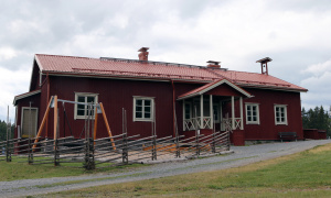 Pappilan punainen hirsinen väentupa.