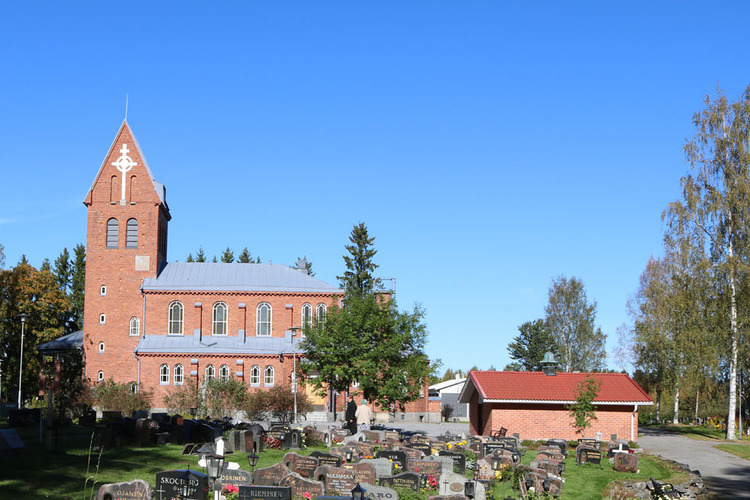 Pirkkalan Vanha kirkko kesällä kuvattuna.