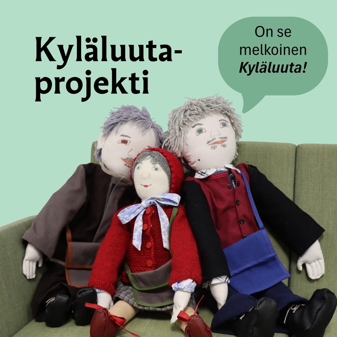 Kolme nukkea sohvalla.