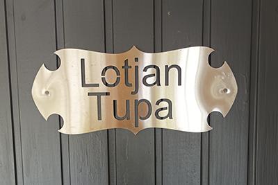 Lotjan tupa kyltti ovessa.